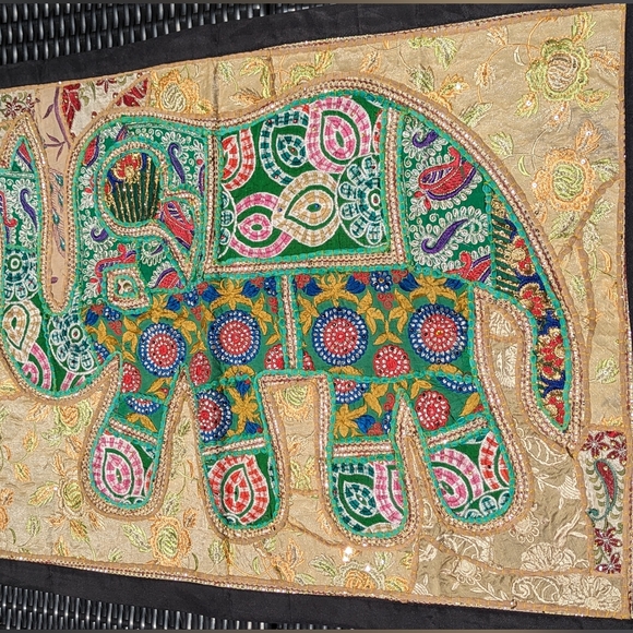 NWOT Handmade Embroidered Beaded Sari Patchwork Home Decor Wall Hang Tapestry - Picture 3 of 3